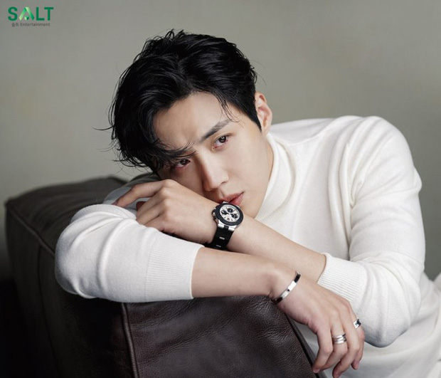 ... sau lưng Kim Seon Ho