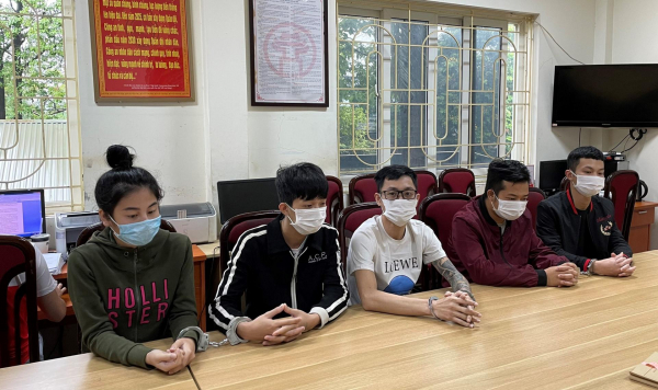 Các đối tượng và tang vật vụ án tại cơ quan Công an.