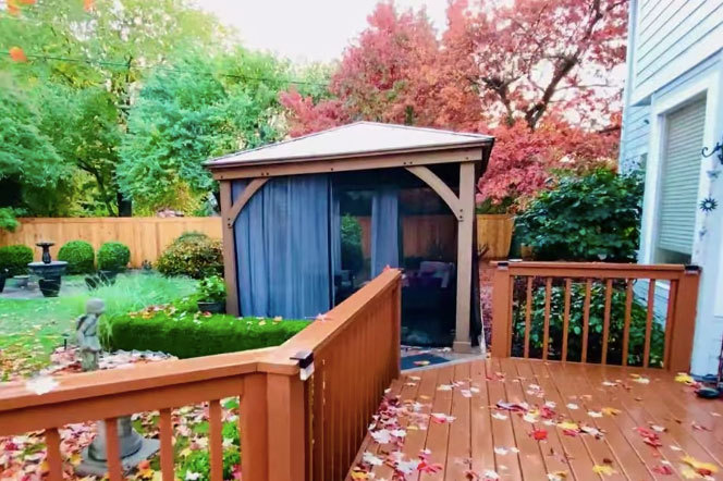 Vườn nhà anh được bài trí ngăn nắp, gọn gàng, có đầy đủ tiểu cảnh và cả lầu vọng để Mạnh Quỳnh ngồi thư giãn, sáng tác nhạc.