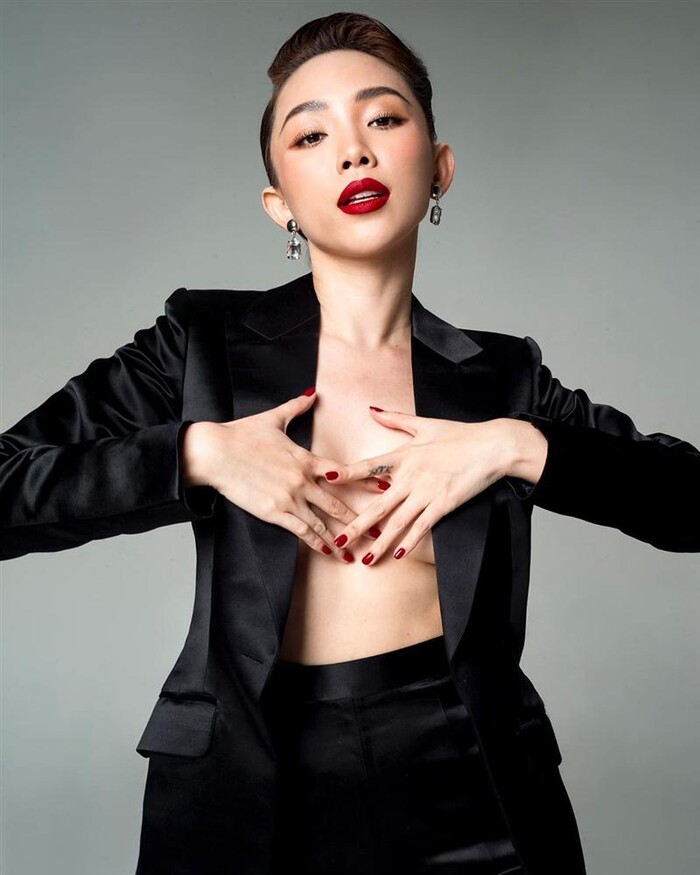 Tóc Tiên thường lựa chọn outfit đầy táo bạo