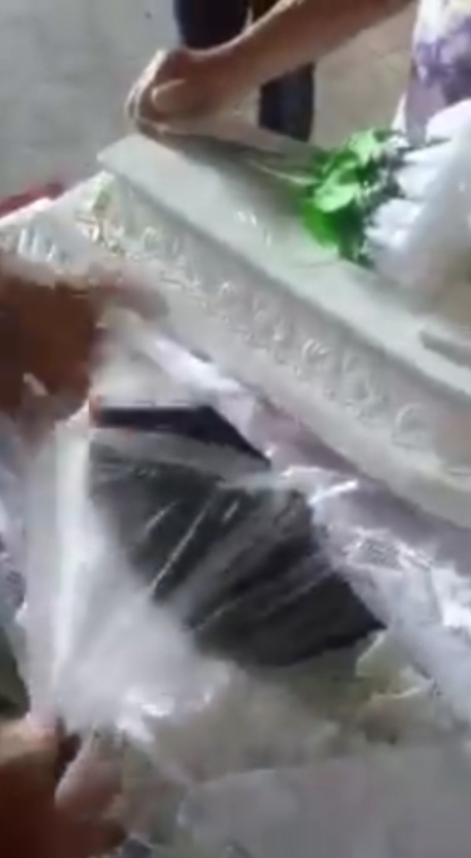 Bố mẹ chỉ tìm thấy đồ lót bên trong quan tài của con gái sơ sinh