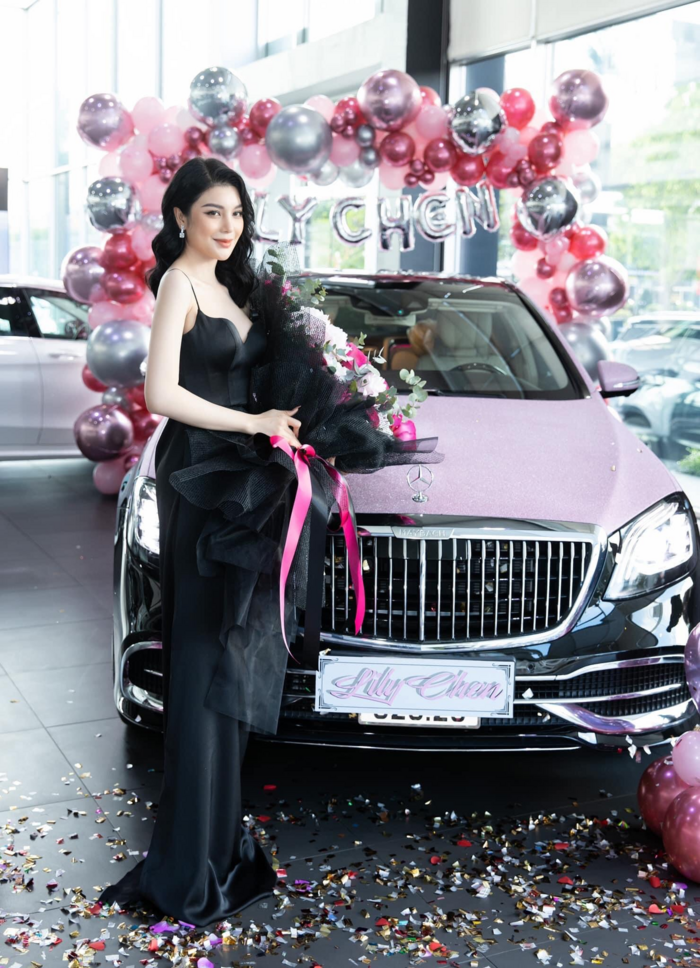 Lily Chen cũng sở hữu chiếc Maybach 9 tỷ giống Ngọc Trinh.