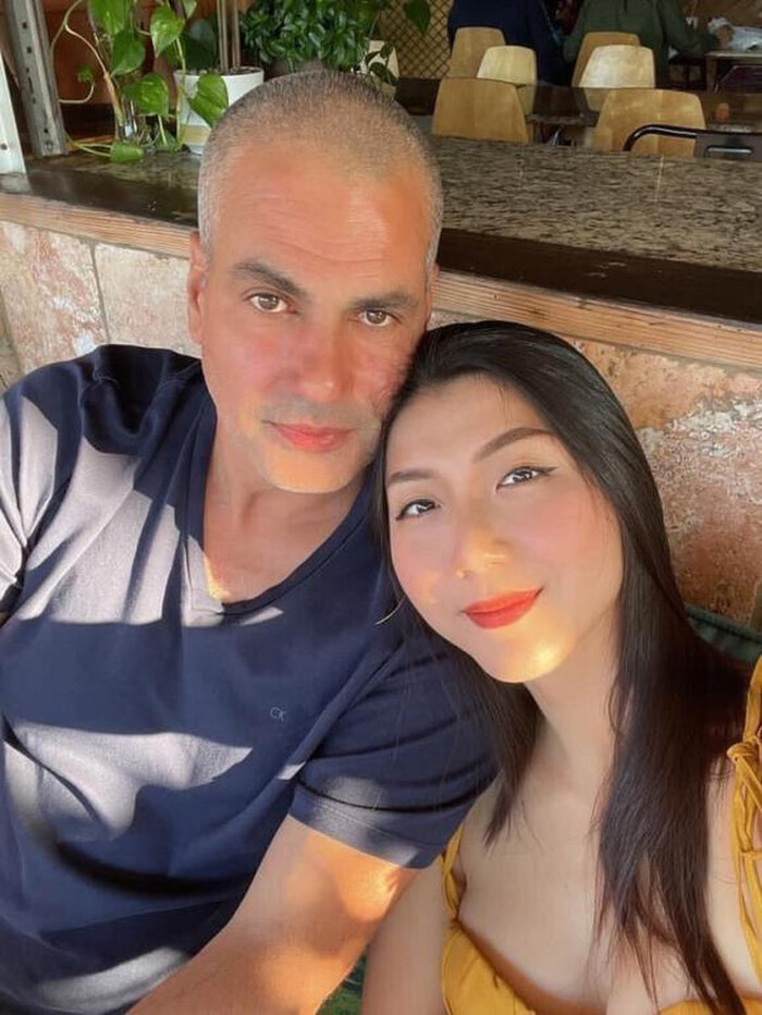 Người mẫu Ngọc Quyên bên 