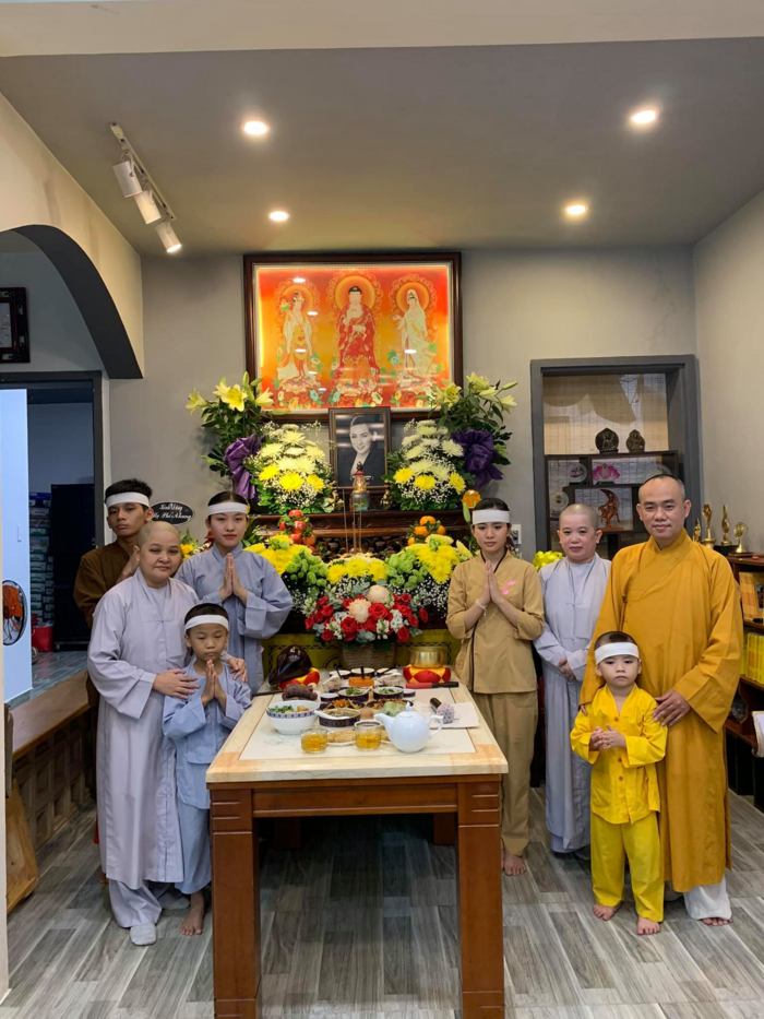 Ở Việt Nam, các con nuôi cố ca sĩ cũng đăng tải loạt ảnh cúng thất cho mẹ. 