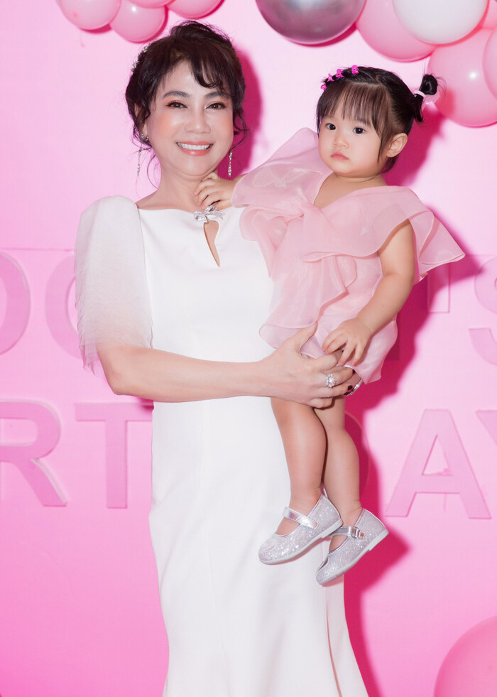 Mẹ chồng Diệp Lâm Anh luôn ủng hộ con dâu hào môn từ chuyện kinh doanh cho đến cuộc sống