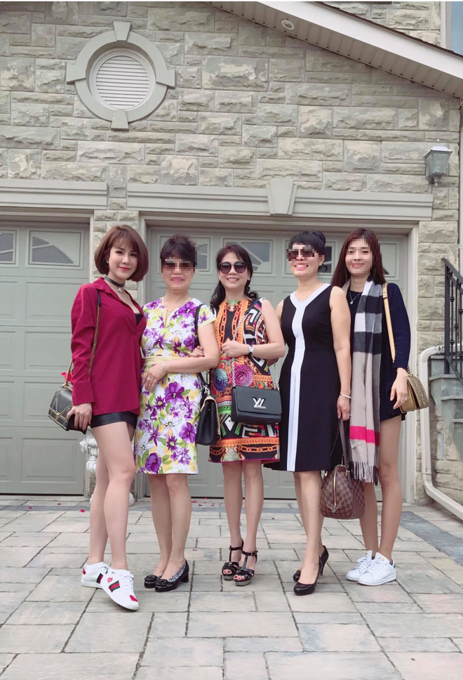 Qua những hình ảnh mà Diệp Lâm Anh chia sẻ trong 3 năm làm dâu vừa qua, có thể thấy cựu người mẫu và mẹ chồng có mối quan hệ vô cùng thân thiết, không như những lời đồn đoán của cư dân mạng