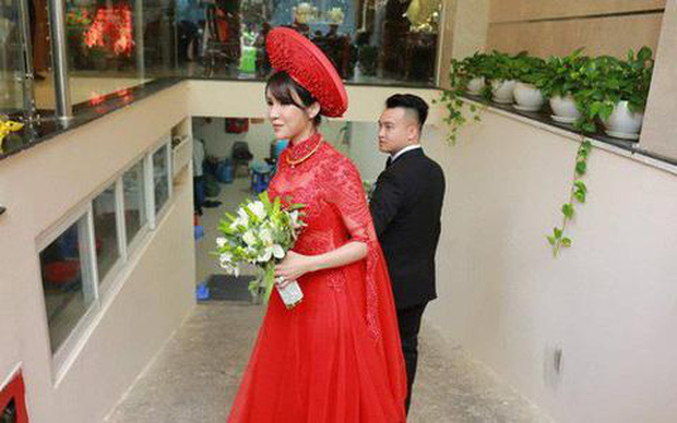 vDiệp Lâm Anh phải đi cửa phụ từ dưới hầm để xe để lên nhà trong ngày cưới