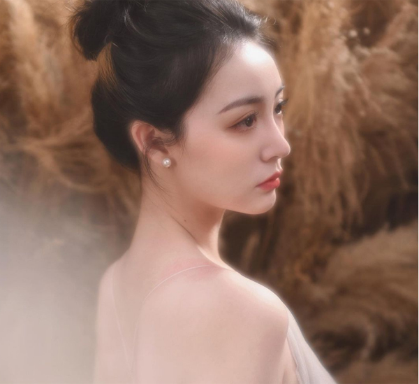 Nhan sắc của cô được ví như Địch Lệ Nhiệt Ba.