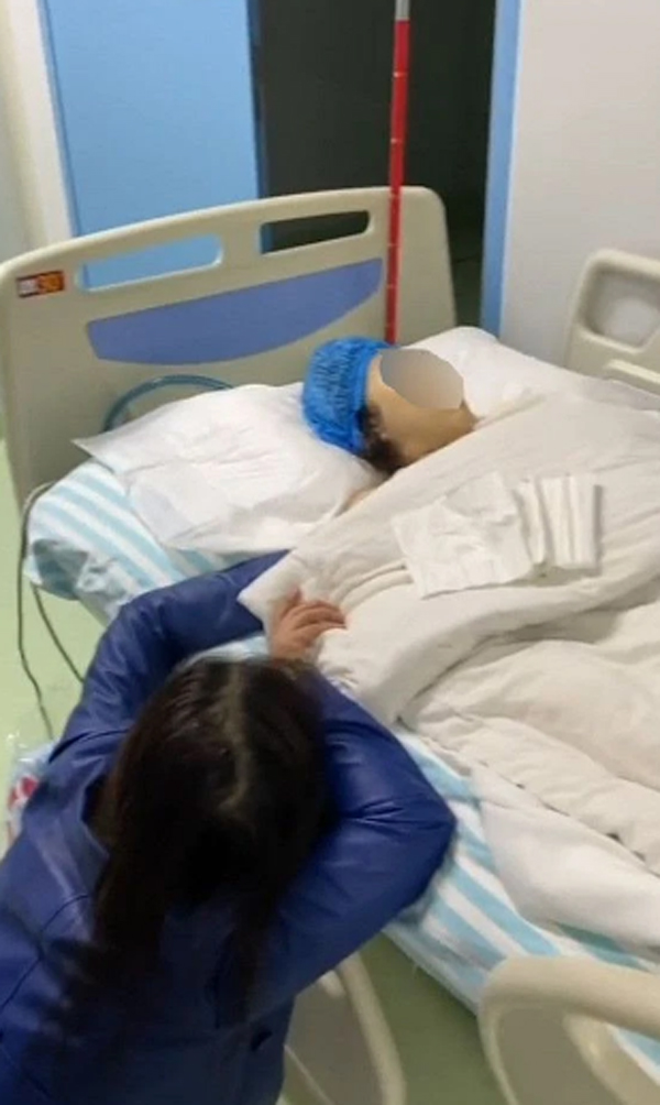 Mẹ Miêu Miêu gục đầu bên con gái khiến các fan xót xa.