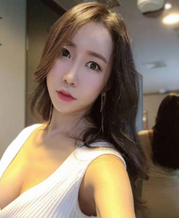 Nhan sắc quyến rũ của nữ streamer