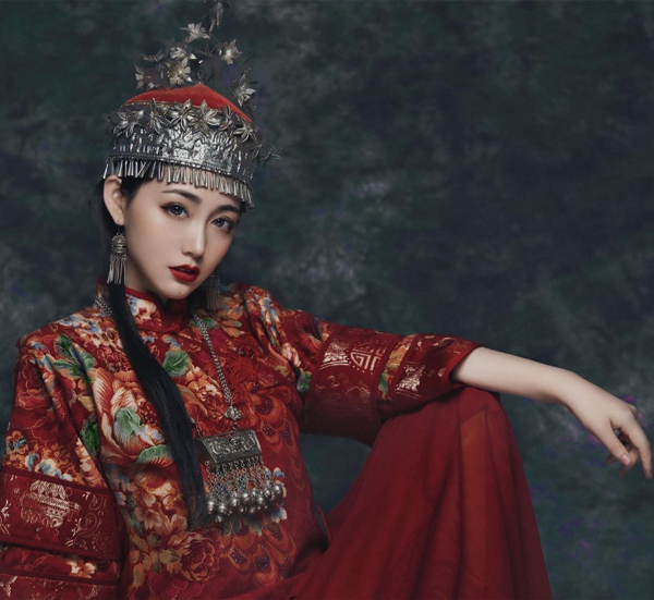 Nhan sắc ngọt ngào của nữ streamer trong bộ cổ phục dân tộc