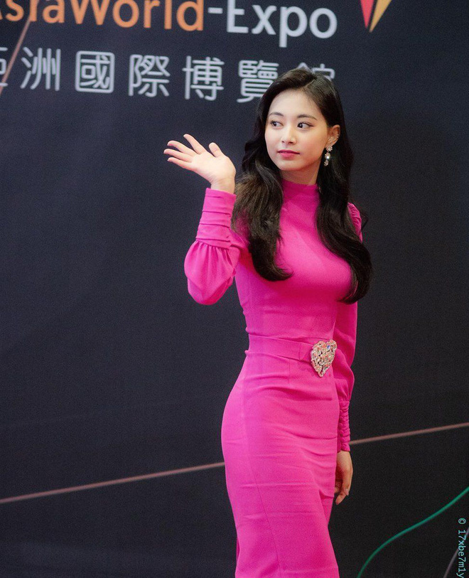 Không biết phải tấm tắc, xuýt xoa sao cho đủ trước thân hình hoàn hảo, vòng nào ra vòng nấy của Tzuyu. Diện váy ôm body gợi cảm, lắm lúc thân hình của Tzuyu còn át luôn cả gương mặt của cô nàng. Dáng dấp lẫn phong thái của Tuzyu dường như rất hợp với các mẫu váy trưởng thành, đứng tuổi, ngay cả sắc hồng cánh sen cũng không làm khó được cô luôn mà