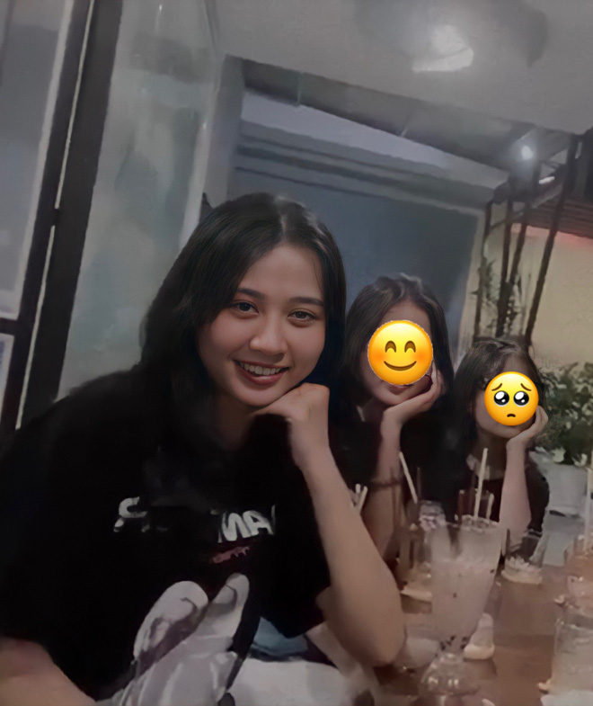 Bạn gái mới của Hoài Lâm xuất hiện đều đều qua loạt ảnh check in được hội bạn thân đăng tải