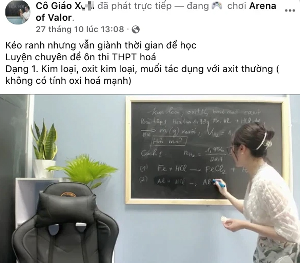 Cô nàng vừa dạy Hóa vừa chơi game khiến không ít khán giả đặt dấu chấm hỏi.