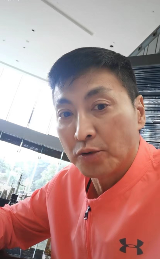 Ngày 2/11, Hà Gia Kính cập nhật hình ảnh mới trên mạng xã hội.