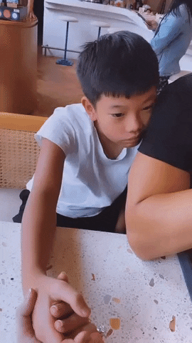 Nhìn cách Subeo nũng nịu dịu đầu vào người Kim Lý thế này cũng đủ thấy cả hai thương yêu nhau thế nào