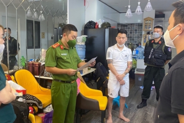 Cơ quan điều tra khám xét nơi ở của Đỗ Ngọc Hà. Ảnh: Công an cung cấp