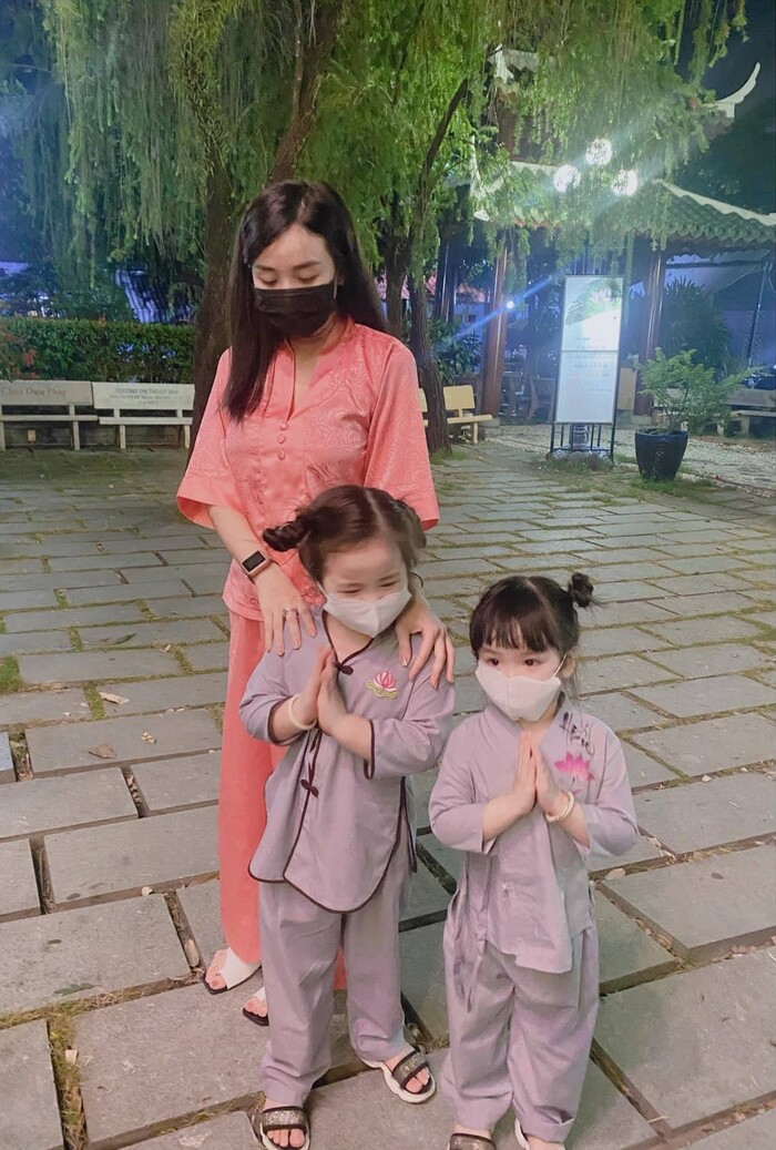 Cindy Lư dành thời gian cho hai con