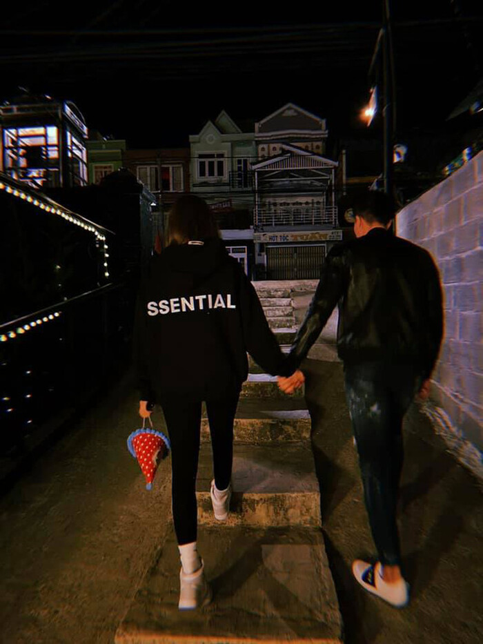 Vĩnh Thụy tay trong tay với bạn gái