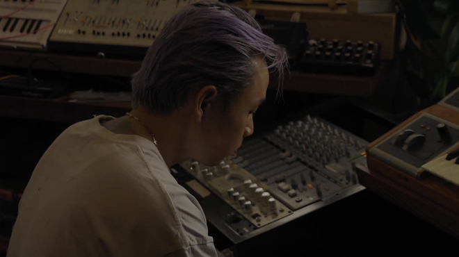 Binz - Châu Bùi có một chiếc vòng cổ y hệt.