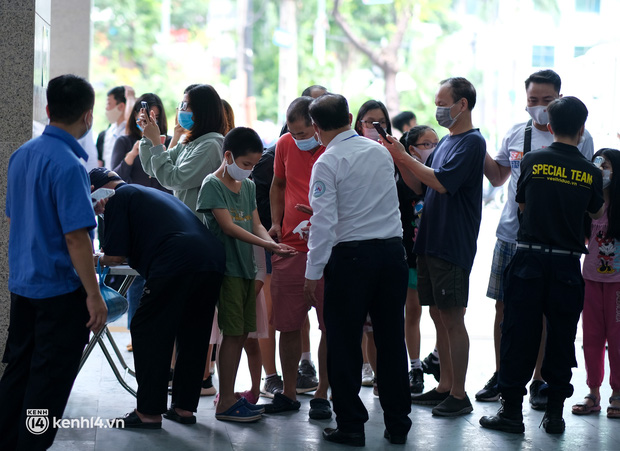 Hành khách được xịt khuẩn, đo thân nhiệt, khai báo y tế trước khi vào khu vực nhà ga