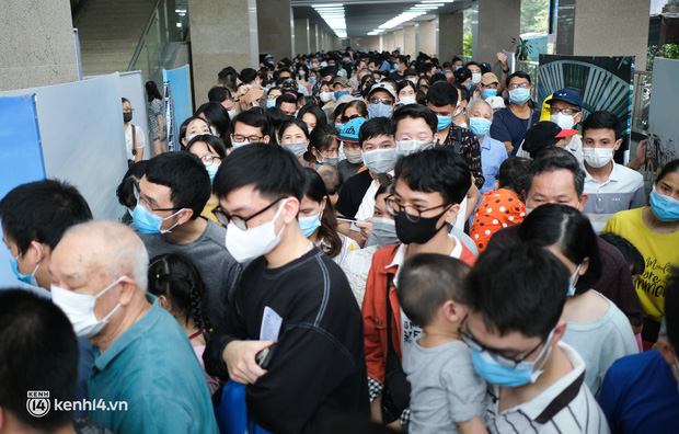 Dòng người đông nghịt, chen chúc nhau trong ngày thứ hai vận hành khai thác tàu đường sắt trên cao Cát Linh - Hà Đông