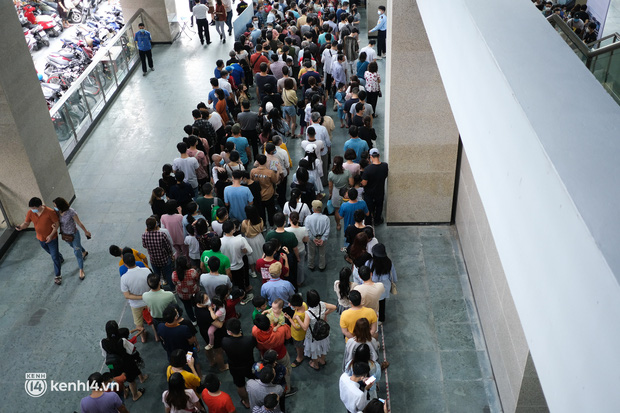 Dòng người kiên nhẫn xếp hàng cả tiếng đồng hồ chờ đợi đến lượt lên tàu