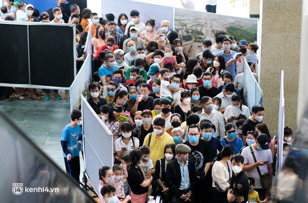 Rất đông người Hà Nội xếp hàng, đợi trải nghiệm chuyến tàu Cát Linh - Hà Đông ngày 7/11 (Ảnh: Đinh Huy)