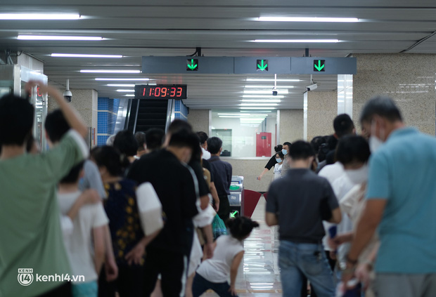 Khoảng 11h trưa, dòng người xếp hàng rất đông