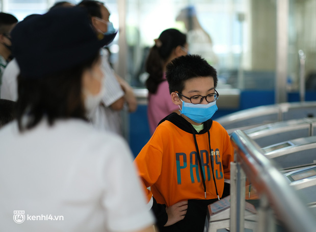 Không chỉ người lớn mà nhiều em nhỏ cũng được cha mẹ cho đi trải nghiệm tàu đường sắt trên cao Cát Linh - Hà Đông trong ngày nghỉ cuối tuần