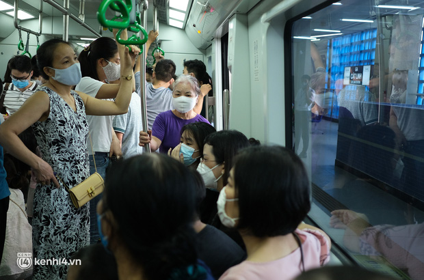 Các khoang tàu hầu như đều đông khách, không còn chỗ trống