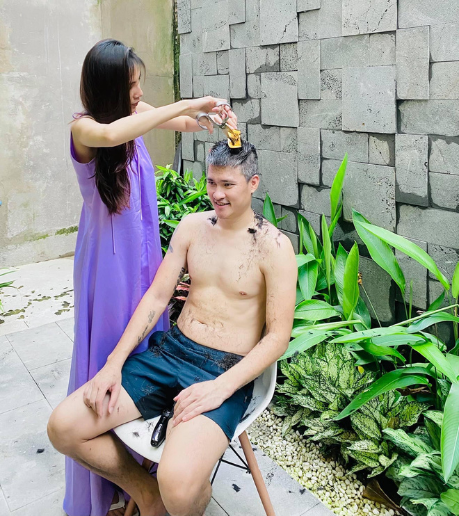 Công Vinh khoe khoảnh khắc giản dị được vợ cắt tóc