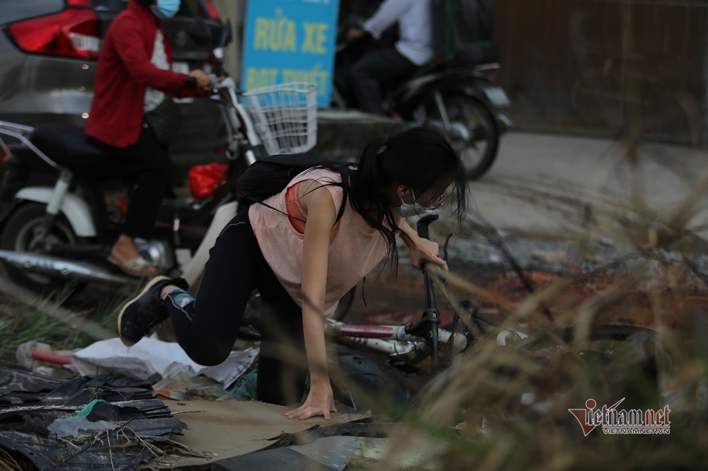 Một cô gái đi xe đạp bị té ngã khi đi qua đoạn đường “đau khổ” này