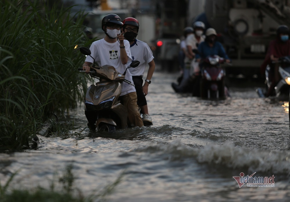 Nước ngập sâu nửa mét, ảnh hưởng đến việc đi lại của người dân