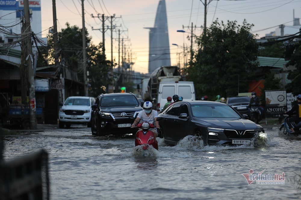 Đường Lương Định Của (phường Bình Khánh, TP Thủ Đức) bị ngập nặng khi triều cường dâng cao.
