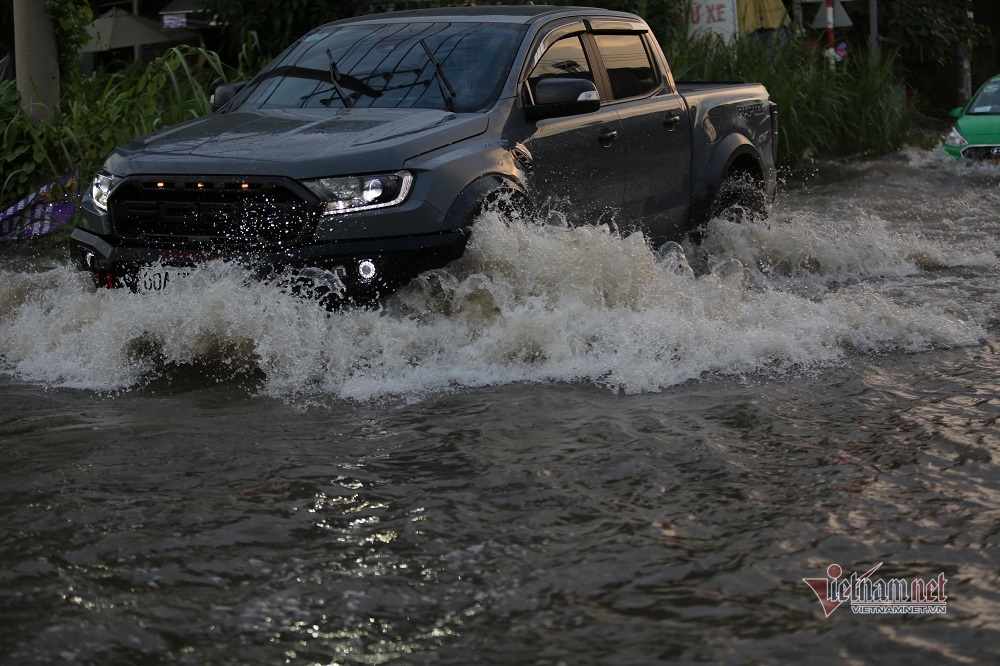 Sóng nước mỗi lần ô tô chạy qua.