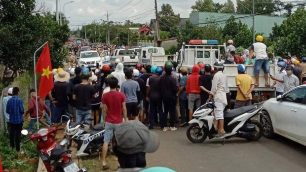 Công an bao vây căn nhà đối tượng cố thủ