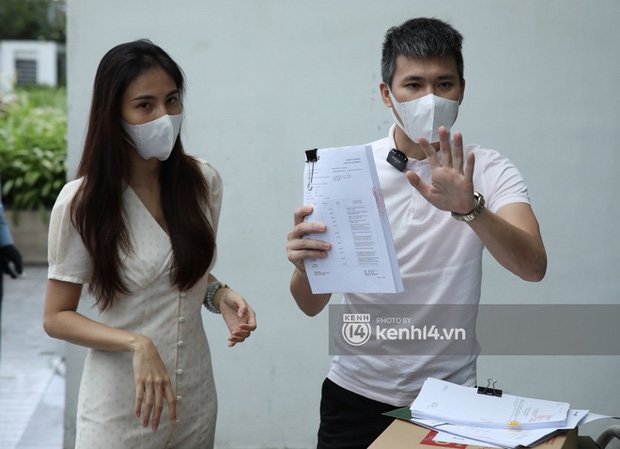 Giữa lùm xùm, vào giữa tháng 9/2021, vợ chồng Thủy Tiên - Công Vinh đã livestream công khai sao kê tiền từ thiện