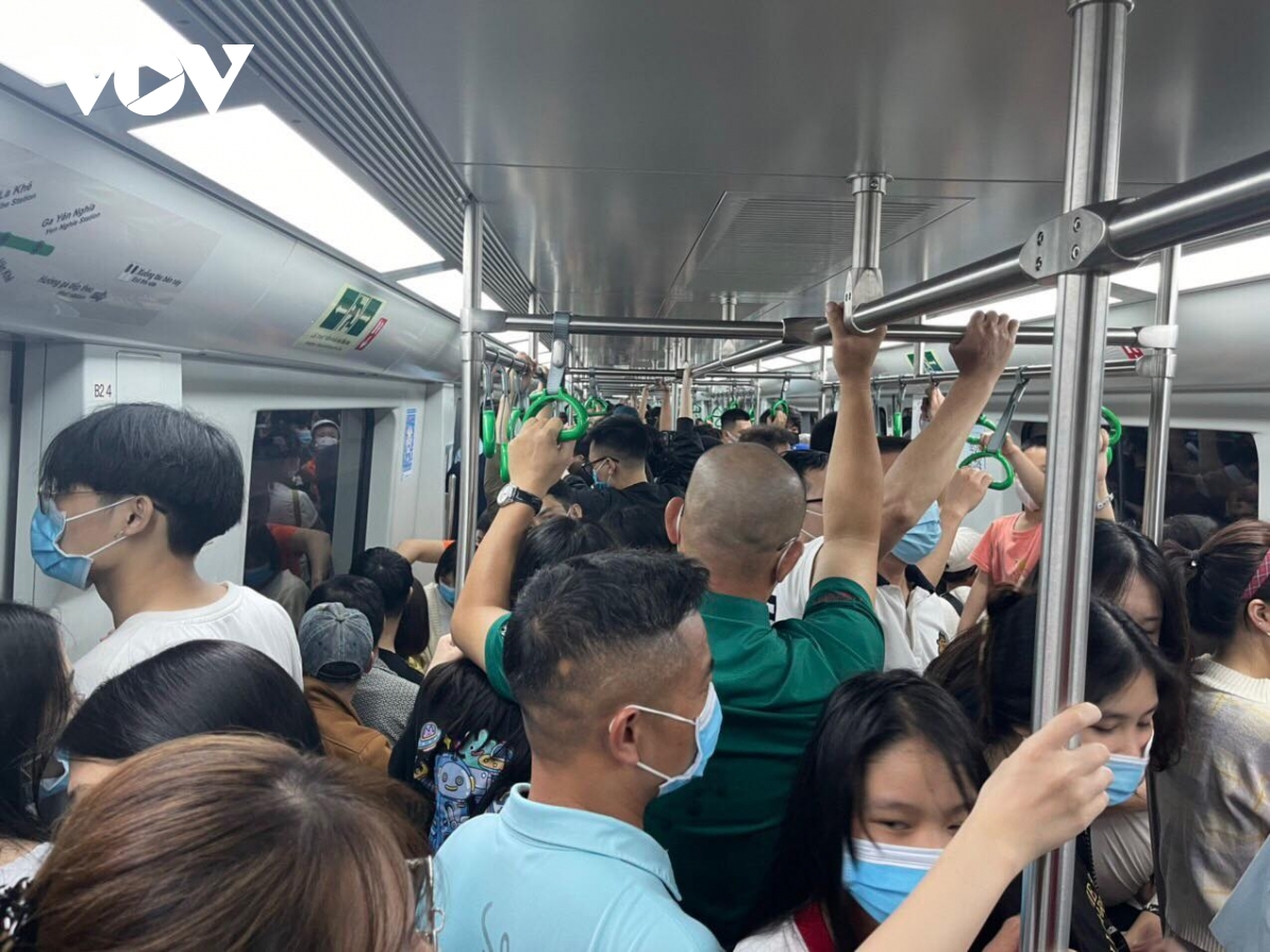 Đối tượng đi tàu khá đa dạng, ở nhiều lứa tuổi, trong đó phần lớn khách đi trải nghiệm, tham quan.