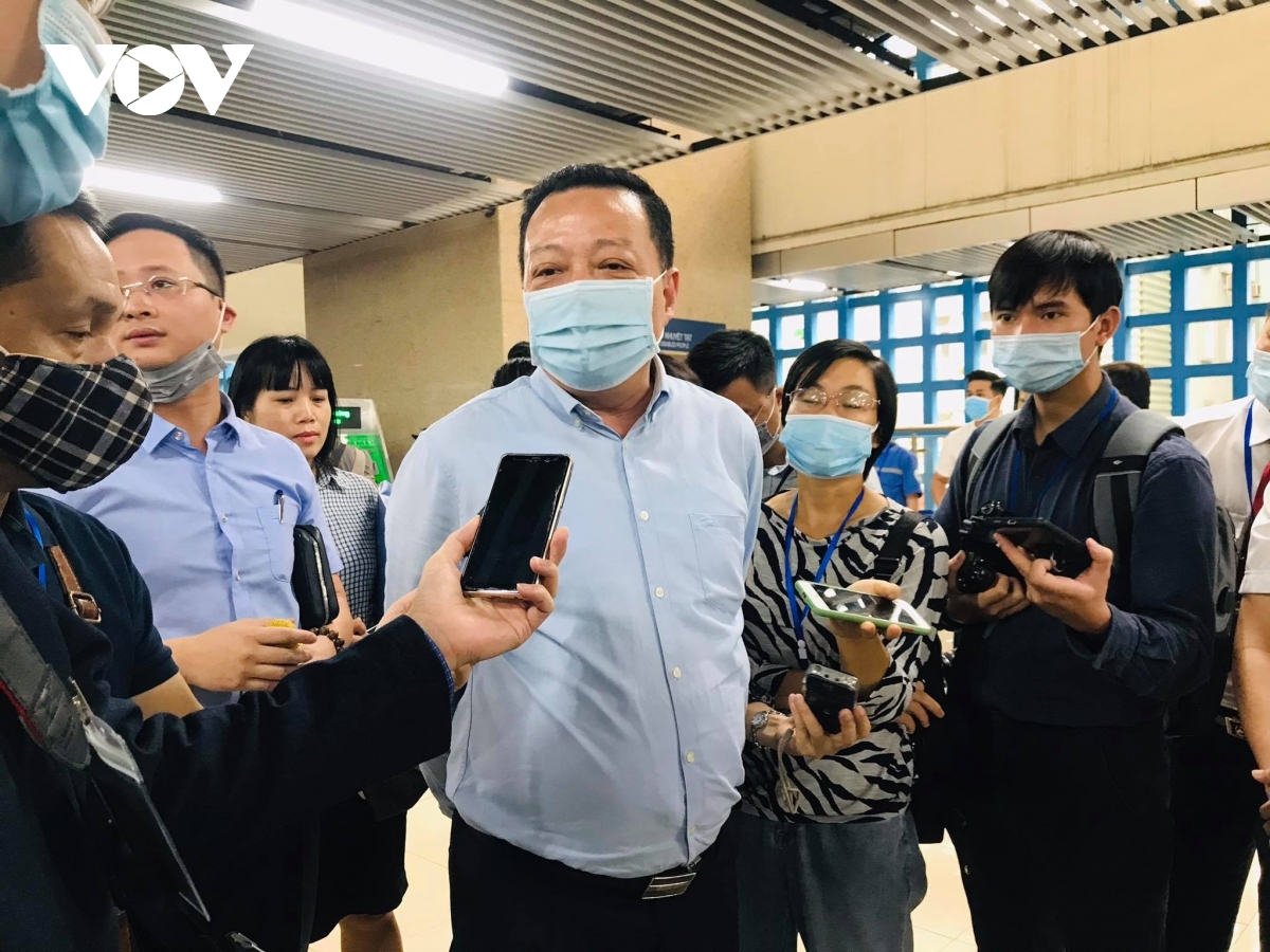 Để giảm tình trạng tập trung đông người tại 2 bên ke ga, ông Vũ Hồng Trường - Tổng Giám đốc Hanoi Metro khuyến cáo, hành khách đi trải nghiệm tàu nên tránh thời gian cao điểm.