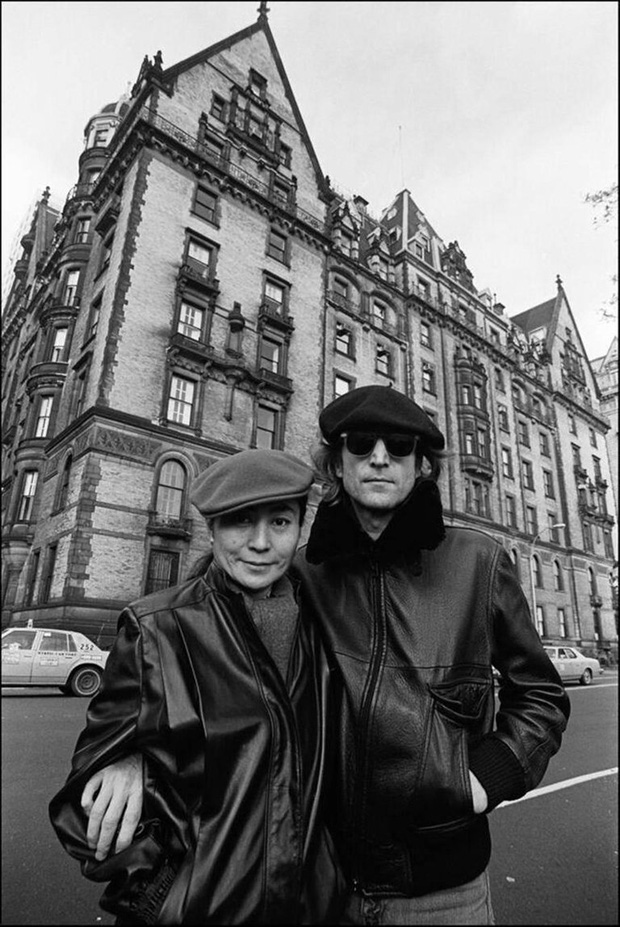 Vợ chồng cố nghệ sĩ John Lennon chụp hình tại căn hộ của mình, nơi Lennon ngã xuống trước khi vụ thảm sát xảy ra 2 tuần