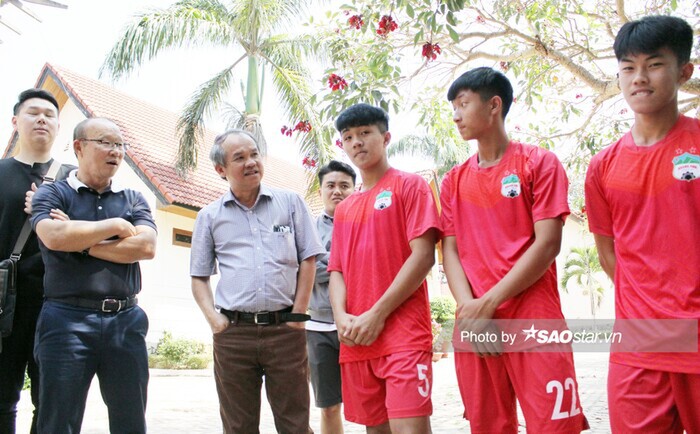 Bầu Đức rất tâm huyết phát triển bóng đá trẻ.