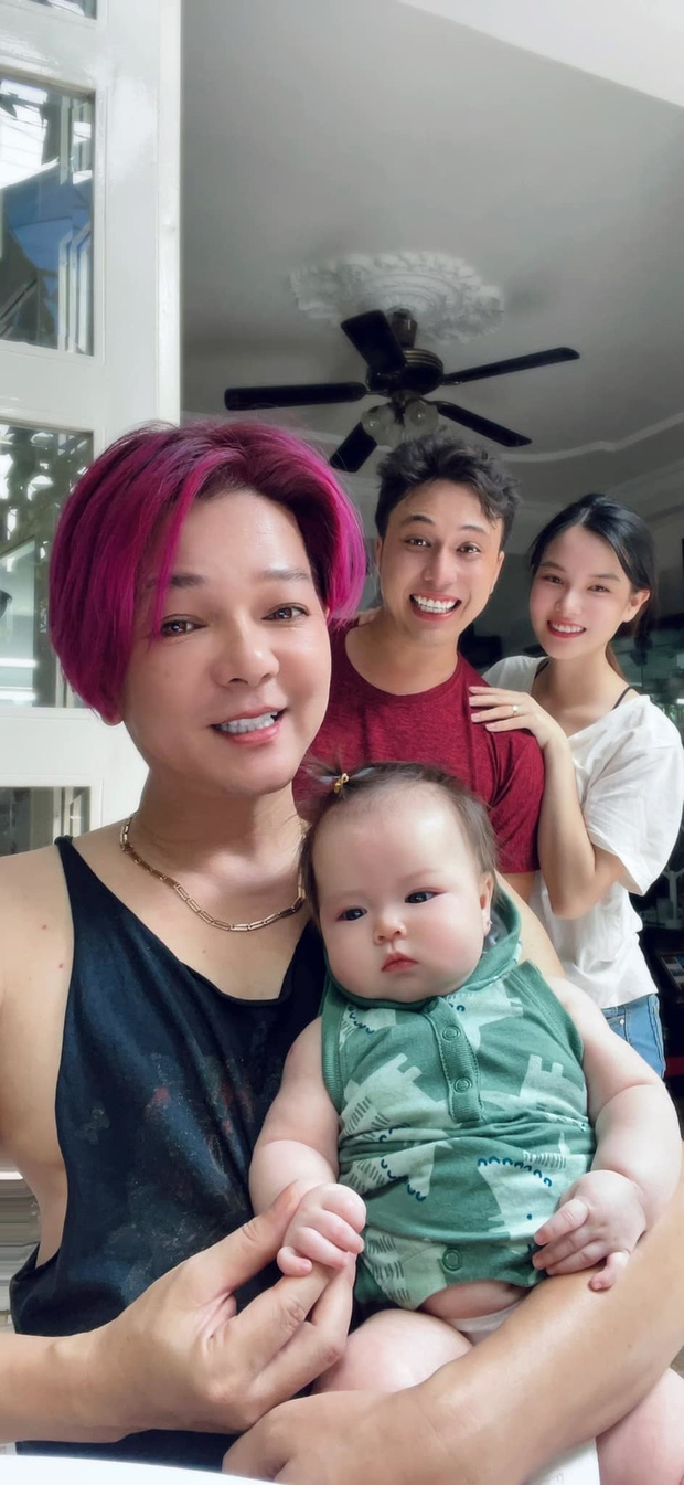 Vũ Hà khoe ảnh bên gia đình con trai nuôi, hé lộ dung mạo của cháu nội