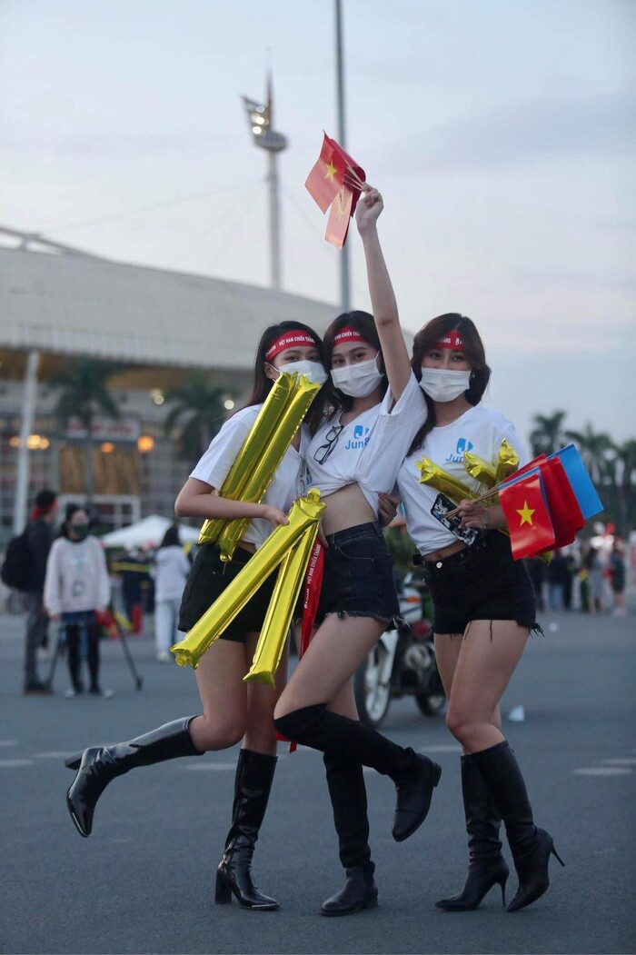 Hot girl Trâm Anh tươi như hoa đến sân Mỹ Đình cổ vũ tuyển Việt Nam