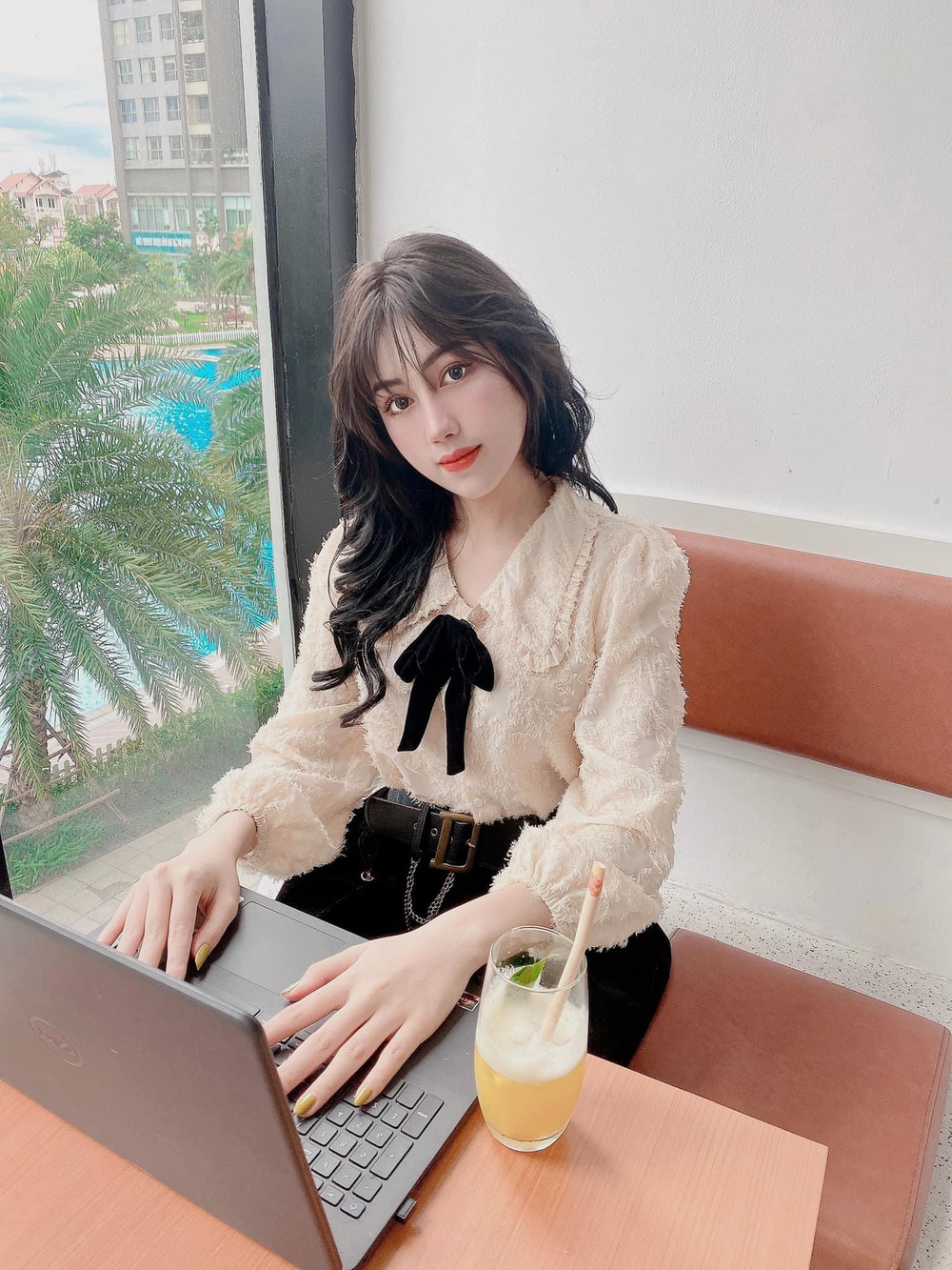 Gái xinh 1m80 bị chỉ trích vì mặc hở, cầm khư khư điện thoại khi xem bóng