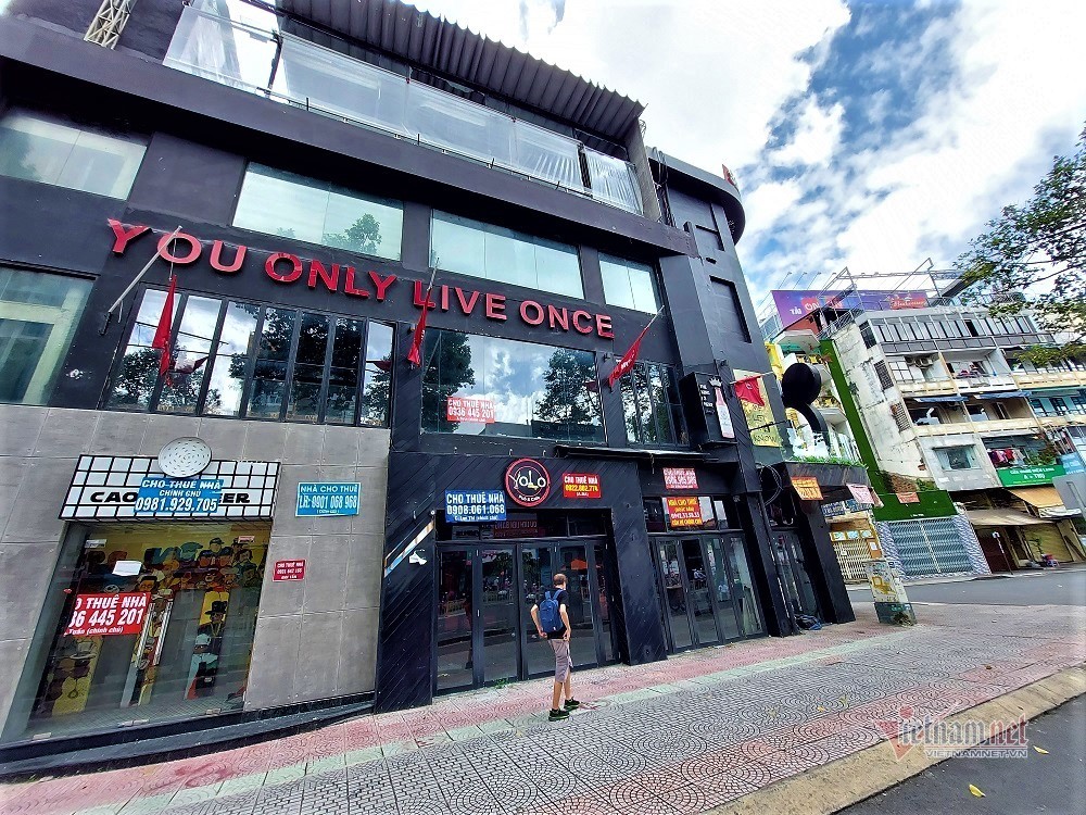 Nhiều bar đình đám giờ để không, dán biển cho thuê (ảnh: Trần Chung)
