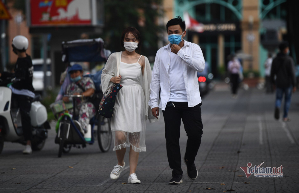 Người dân TP.HCM tuân thủ việc đeo khẩu trang khi dạo phố