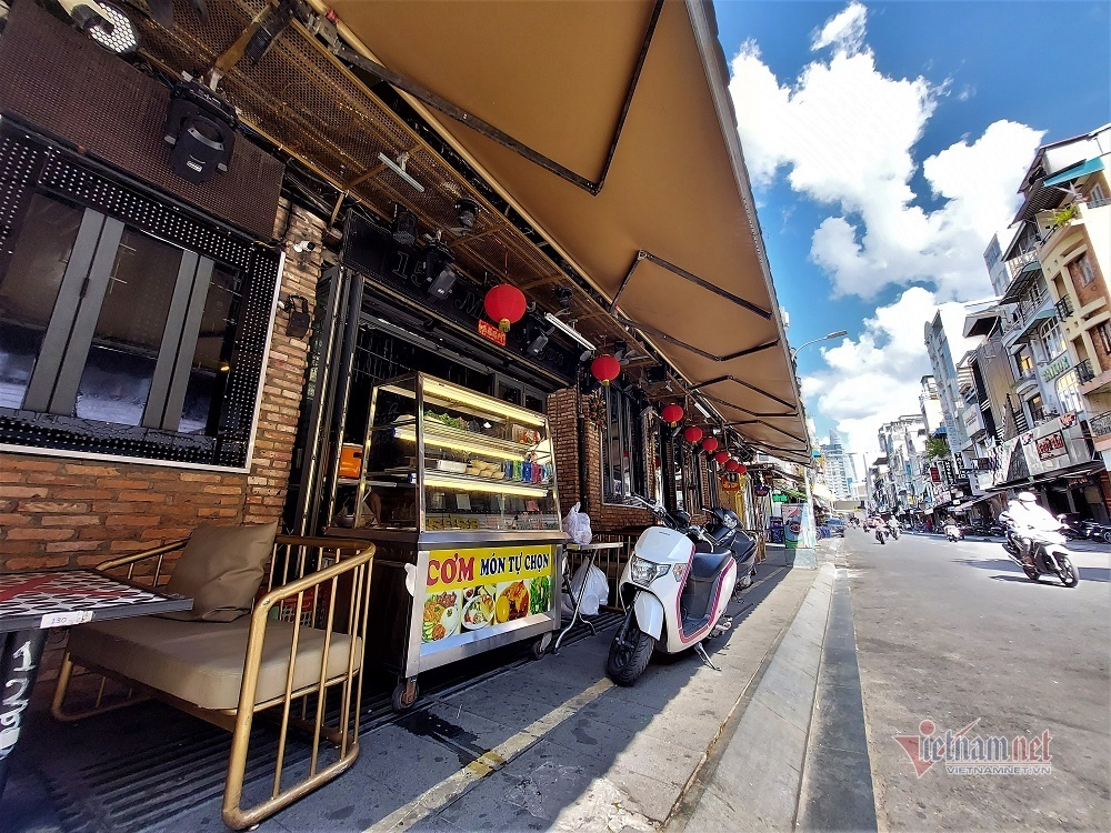 Một quán bar khác kinh doanh cơm tự chọn (ảnh: Trần Chung)