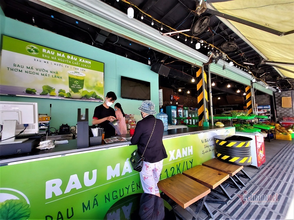 Quán bar Bùi Viện mở bán thêm nước đậu xanh rau má (ảnh: Trần Chung)