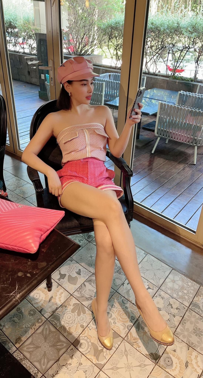 Quỳnh Thư không quan tâm đến những ồn ào xung quanh.